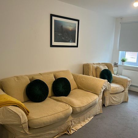 Village House St Mellons - Close To A48 And M4 Cardiff Bagian luar foto