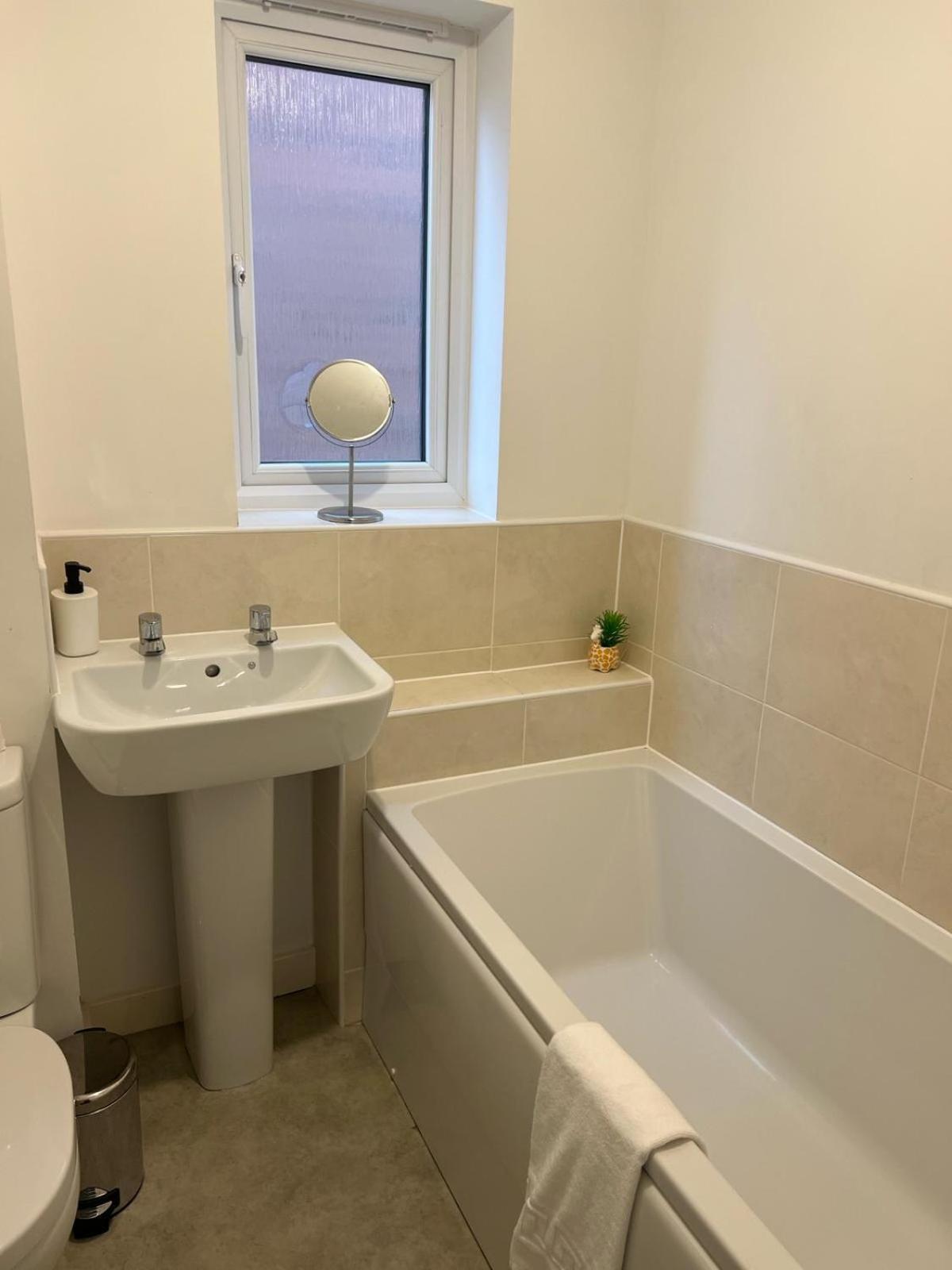 Village House St Mellons - Close To A48 And M4 Cardiff Bagian luar foto